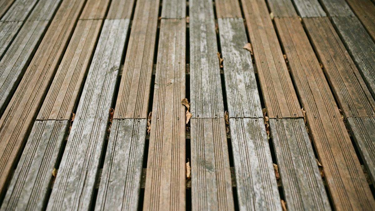 Lames de terrasse vues de dessus, jeu régulier entre elles