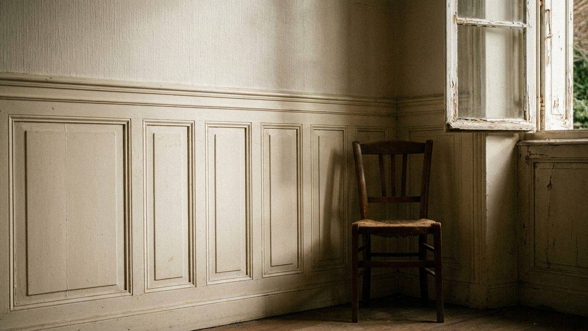 Mur habillé de lambris peint en blanc cassé